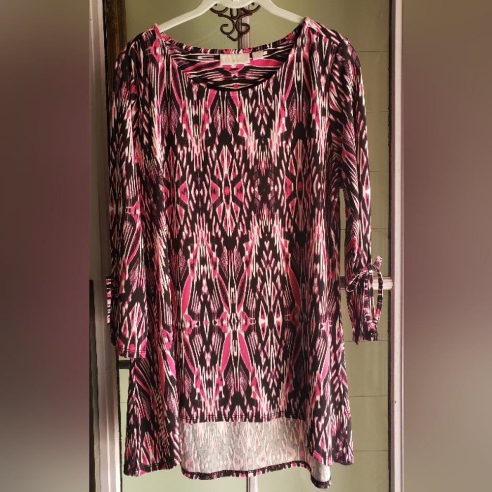 belle, Kim Gravel Tunic Top, Size M, never worn, black, pink, cream